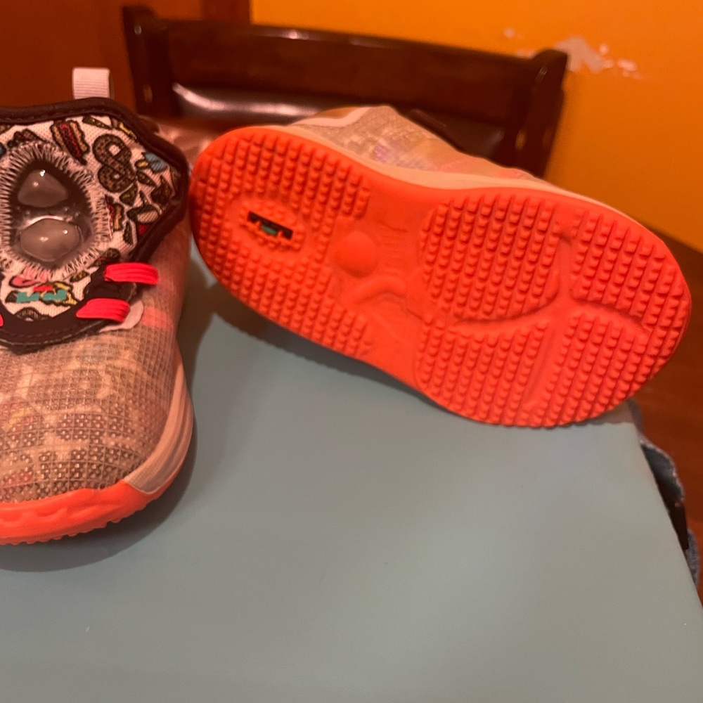 Shoes - Picture 5 of 6